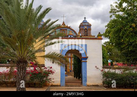 L'église paroissiale catholique de Santa Ana Zegache à Oaxaca, au Mexique, l'une des églises peintes restaurées d'Oaxaca. Banque D'Images