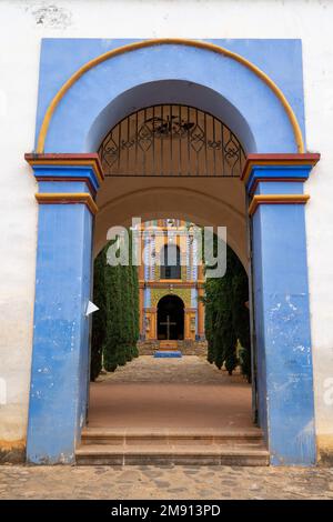 Entrée de l'église paroissiale catholique de Santa Ana Zegache à Oaxaca, au Mexique, l'une des églises peintes restaurées d'Oaxaca. Banque D'Images