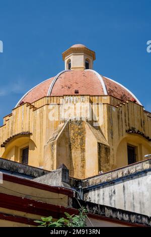 Le dôme de l'église ou du temple de Carmen de Abajo à Oaxaca, au Mexique. Construit à l'origine au 16th siècle et dédié à notre Dame de Carmen. Par Banque D'Images