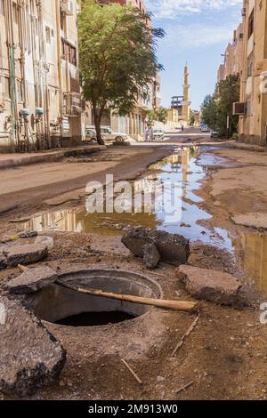 Trou d'homme ouvert dans une rue à Assouan, Égypte Banque D'Images