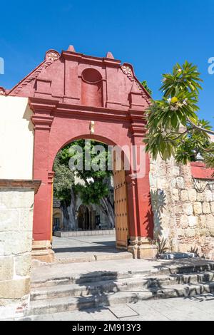 Passerelle voûtée vers les terres de l'église de Carmen Alto à Oaxaca, au Mexique. Partie d'un site du patrimoine mondial de l'UNESCO. Banque D'Images