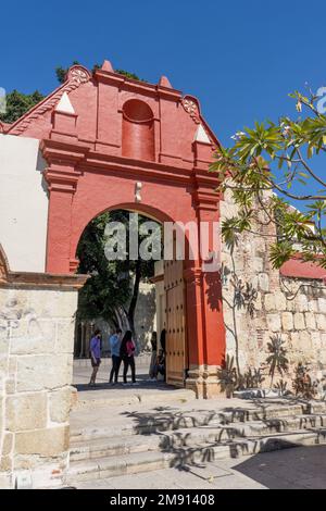 Passerelle voûtée vers les terres de l'église de Carmen Alto à Oaxaca, au Mexique. Partie d'un site du patrimoine mondial de l'UNESCO. Banque D'Images