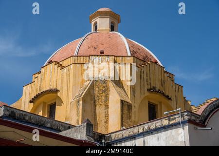 Le dôme de l'église ou du temple de Carmen de Abajo à Oaxaca, au Mexique. Construit à l'origine au 16th siècle et dédié à notre Dame de Carmen. Par Banque D'Images