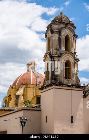 Le clocher et le dôme de l'église ou du temple de Carmen de Abajo à Oaxaca, au Mexique. Construit à l'origine au 16th siècle et dédié à notre Dame Banque D'Images