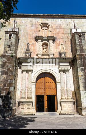 Façade sud de l'église de Carmen Alto, achevée en 1751 par l'ordre des Carmes descalcés. Oaxaca, Mexique. Partie d'un Heritag mondial de l'UNESCO Banque D'Images