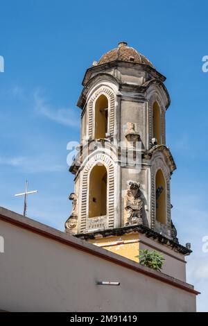 Le clocher de l'église ou du temple de Carmen de Abajo à Oaxaca, au Mexique. Construit à l'origine au 16th siècle et dédié à notre Dame de Carmen Banque D'Images