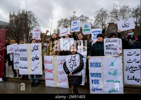 Au 14 janvier 2023, un groupe de femmes afghanes manifestent sur la place du Parlement pour réclamer l'éducation et la liberté des femmes en Afghanistan. Banque D'Images