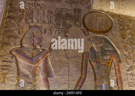 LOUXOR, ÉGYPTE - 20 FÉVRIER 2019 : le pharaon est accueilli dans l'après-vie par le dieu Horus. Tombeau de Ramsès III à la Vallée des Rois au NEC Theban Banque D'Images