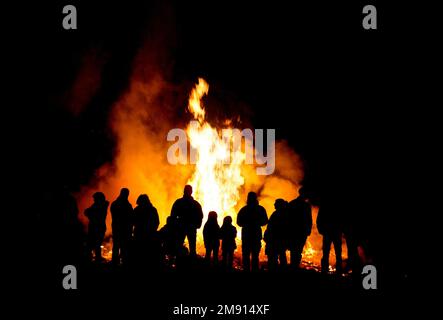 Les feux de nuit Walpurgis, Motala, Suède, Valborg, comme on l'appelle en suédois, marquent également l'arrivée du printemps. Banque D'Images