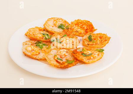 Banh khot Vung Tau, mini crêpes vietnamiennes salées avec pâte de riz et crevettes, nourriture vietnamienne isolée sur fond blanc, gros plan Banque D'Images