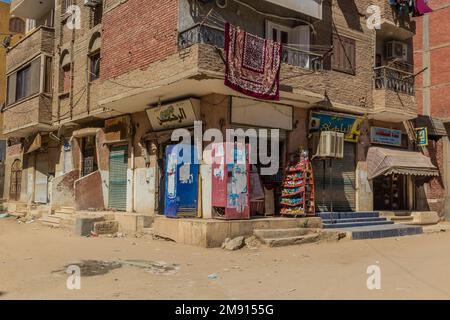 ASSOUAN, ÉGYPTE - 13 FÉVRIER 2019 : petites boutiques à Assouan, Égypte Banque D'Images