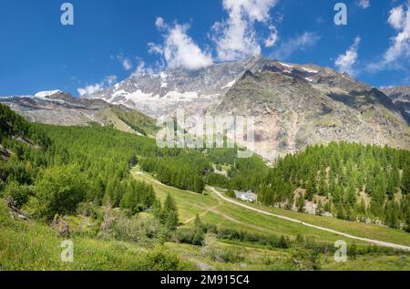 Les pics Alphubel, Taschhorn Dom et Lenzspitze au-dessus des frais SAS. Banque D'Images