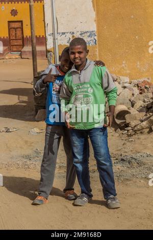 ASSOUAN, ÉGYPTE : 15 FÉVRIER 2019 : jeunes garçons dans un village nubien près d'Assouan, Égypte Banque D'Images