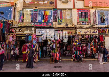 ASSOUAN, EGYPTE: 12 FÉVR. 2019: Divers magasins dans le vieux souk (marché) à Assouan, Egypte Banque D'Images