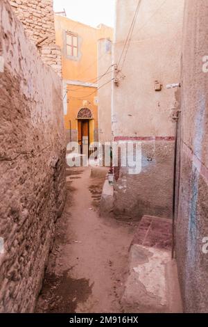 Ruelle étroite sur l'île Éléphantine à Assouan, en Égypte Banque D'Images