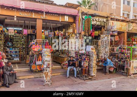 ASSOUAN, EGYPTE: 12 FÉVR. 2019: Divers magasins dans le vieux souk (marché) à Assouan, Egypte Banque D'Images