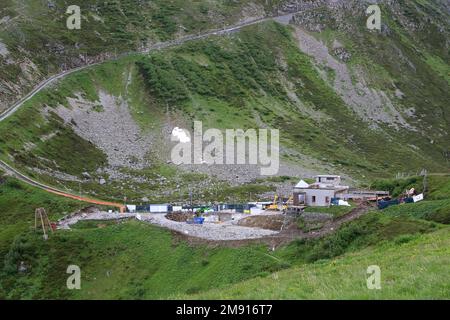 Site classé du Mont-blanc. Chantier de réhabilitation du col du Mont-Lachat. Chantier de démolarisation de l'ancienne soufflerie militaire et de renatulat Banque D'Images