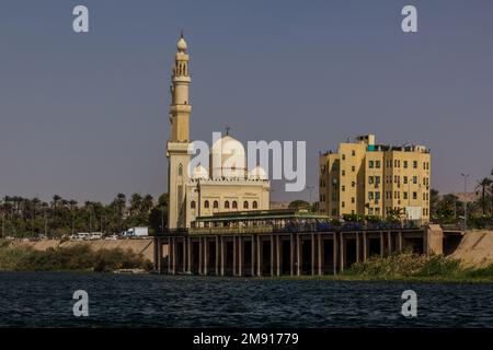 Mosquée à la périphérie nord d'Assouan, Égypte Banque D'Images