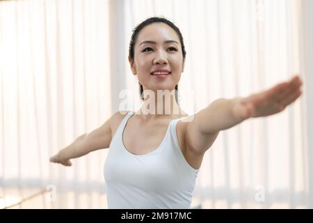 La jeune femme exercice de forme physique à la maison Banque D'Images