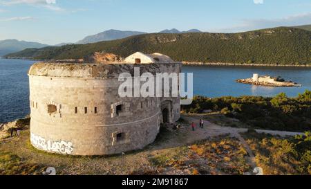 Une vue aérienne de la forteresse Arza sur la péninsule de Lustica sur la côte monténégrine Banque D'Images