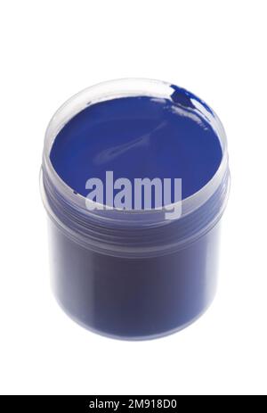 Peinture à la gouache bleue dans un pot sur blanc Banque D'Images