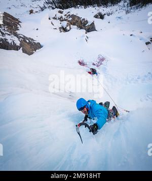 Brandon Prince escalade un itinéraire appelé Shades of Beauty WI4 sur la promenade Icefield Banque D'Images