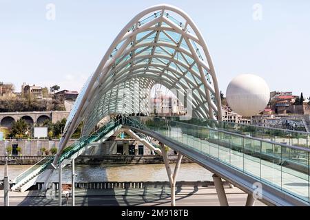 Tbilissi, Pont de la paix le jour ensoleillé du printemps, Géorgie Banque D'Images