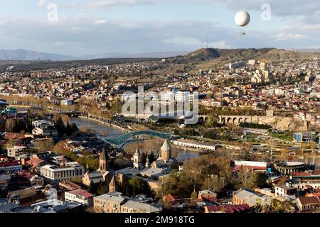Pont de paix sur la rivière Kura, Tbilissi, Géorgie Banque D'Images