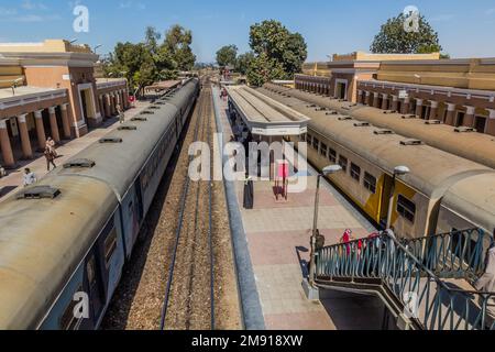 EDFU, ÉGYPTE - 17 FÉVRIER 2019 : vue sur la gare d'Edfu, Égypte Banque D'Images