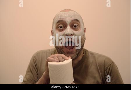 Homme pendant une crise dans la salle de bains Banque D'Images