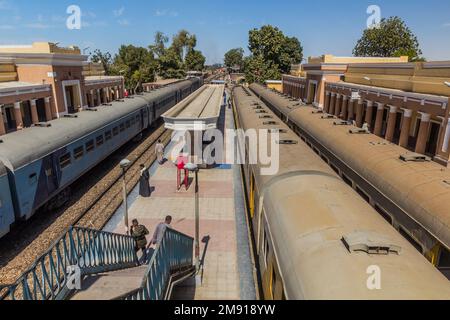 EDFU, ÉGYPTE - 17 FÉVRIER 2019 : vue sur la gare d'Edfu, Égypte Banque D'Images