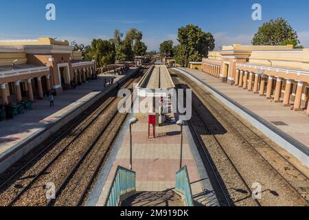 EDFU, ÉGYPTE - 17 FÉVRIER 2019 : vue sur la gare d'Edfu, Égypte Banque D'Images