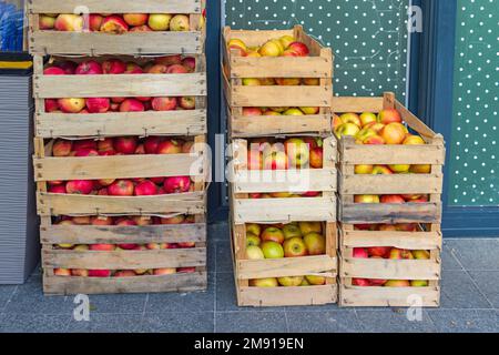 Pommes biologiques en cats de bois empilées sur le marché des agriculteurs Banque D'Images