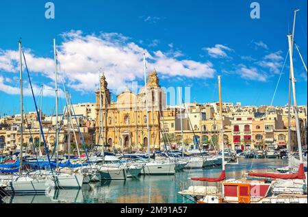 Paysage urbain pittoresque avec marina et vue sur l'église paroissiale catholique. La Valette, Malte Banque D'Images