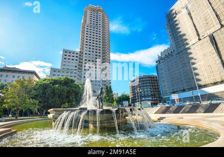 Paysage urbain avec fontaine de la naissance de l'eau sur la Plaza de Espana. Madrid, Espagne Banque D'Images