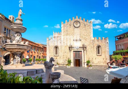 Vue de la cathédrale San Nicolo à Piazza del Duomo à Taormina. Sicile, Italie Banque D'Images