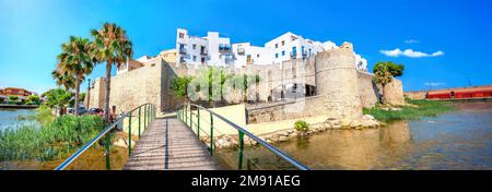 Vue panoramique depuis le petit pont piétonnier des murs de la forteresse et des bâtiments de la ville de Peniscola. Espagne Banque D'Images