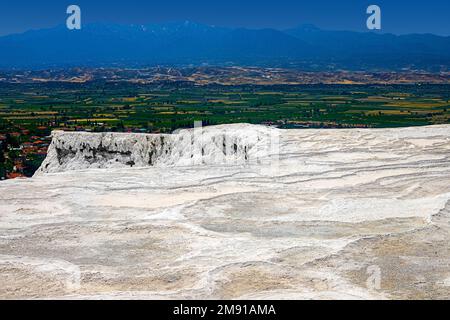 Vue sur les traventins secs à Pamukkale, par une belle journée d'été. Turquie Banque D'Images