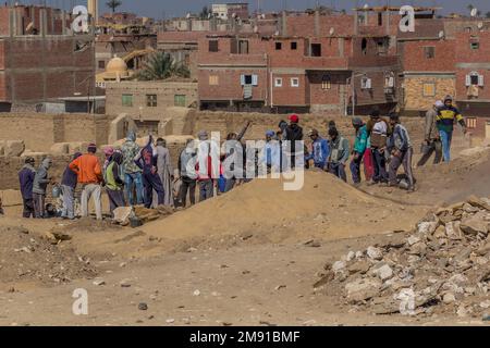 ABYDOS, ÉGYPTE - 19 FÉVRIER 2019 : groupe de travailleurs lors des fouilles à Abydos, Égypte Banque D'Images