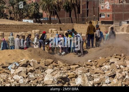 ABYDOS, ÉGYPTE - 19 FÉVRIER 2019 : groupe de travailleurs lors des fouilles à Abydos, Égypte Banque D'Images