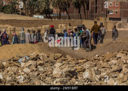 ABYDOS, ÉGYPTE - 19 FÉVRIER 2019 : groupe de travailleurs lors des fouilles à Abydos, Égypte Banque D'Images