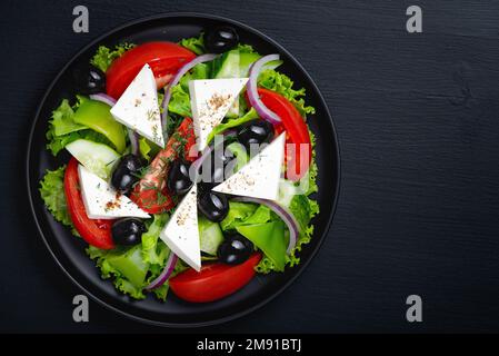 Salade grecque avec des légumes frais et fromage feta Banque D'Images