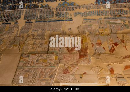 LOUXOR, ÉGYPTE - 18 FÉVRIER 2019 : décorations murales du temple de Hatshepsut sur la rive ouest du Louxor, Égypte Banque D'Images