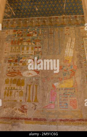 LOUXOR, ÉGYPTE - 18 FÉVRIER 2019 : décorations murales du temple de Hatshepsut sur la rive ouest du Louxor, Égypte Banque D'Images