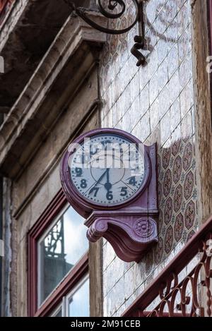 Horloge murale vintage délabrée sur l'architecture portugaise classique immeuble d'appartements revêtus de carreaux traditionnels à Lisbonne, Portugal Banque D'Images