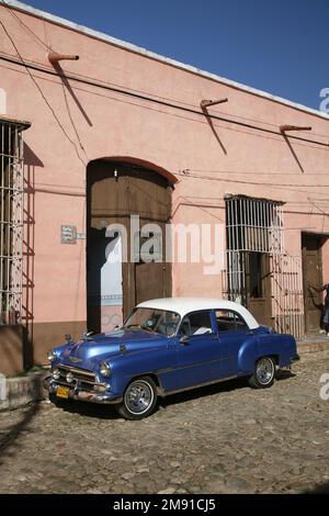 Vieille voiture américaine dans les rues arrière de Trinidad, Cuba. Banque D'Images