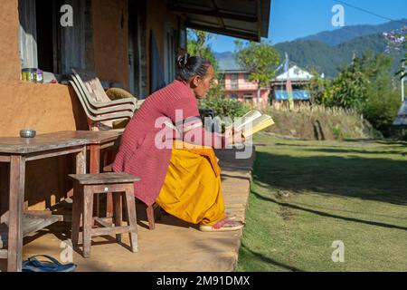 District de Dolakha, Népal - décembre 2022 - femme sénior à la maison dans l'arrière-cour Banque D'Images