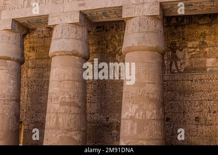 Colonnes à Medinet Habu (temple mortuaire de Ramesses III) à la nécropole thébaine, Égypte Banque D'Images