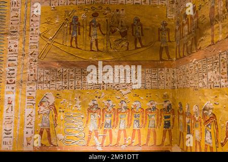 LOUXOR, ÉGYPTE - 20 FÉVRIER 2019 : décorations de tombeau de Ramesses IV dans la vallée des Rois à la nécropole thébaine, Égypte Banque D'Images