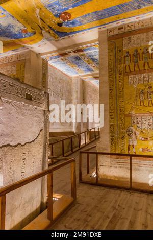 LOUXOR, ÉGYPTE - 20 FÉVRIER 2019 : salle funéraire de la tombe de Ramsès IV dans la vallée des Rois à la nécropole thébaine, Égypte Banque D'Images